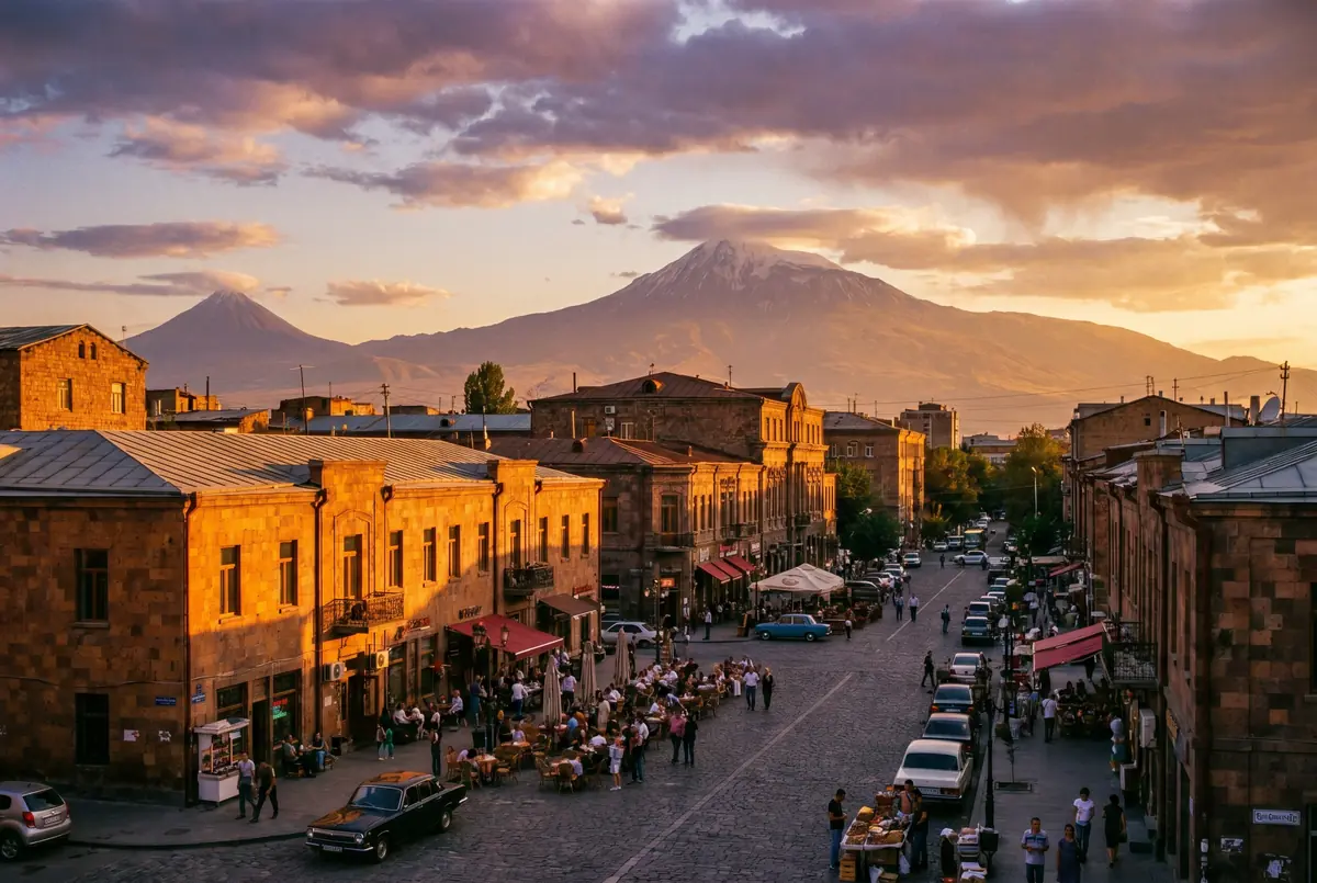 Jerewan bei Sonnenuntergang – Altstadt mit Blick auf den Ararat