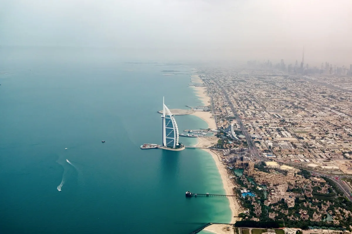 Burj Al Arab und die Küste von Dubai aus der Vogelperspektive