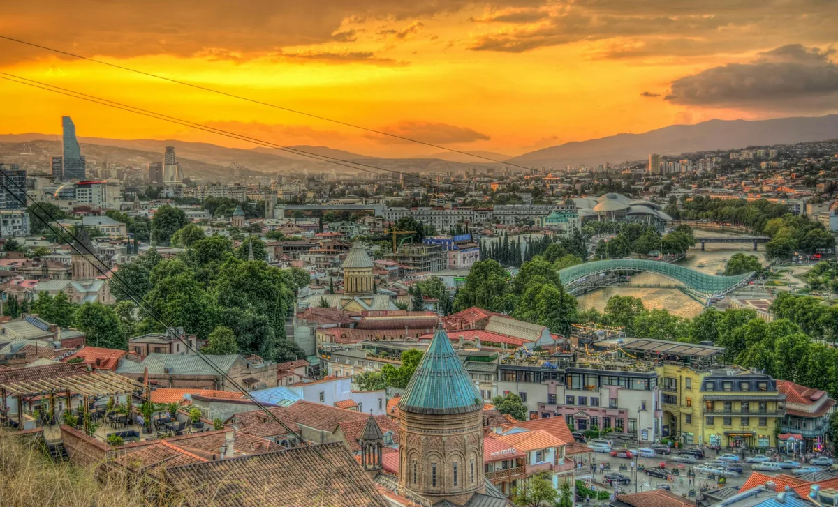 Tiflis bei Sonnenuntergang – Altstadt und Friedensbrücke