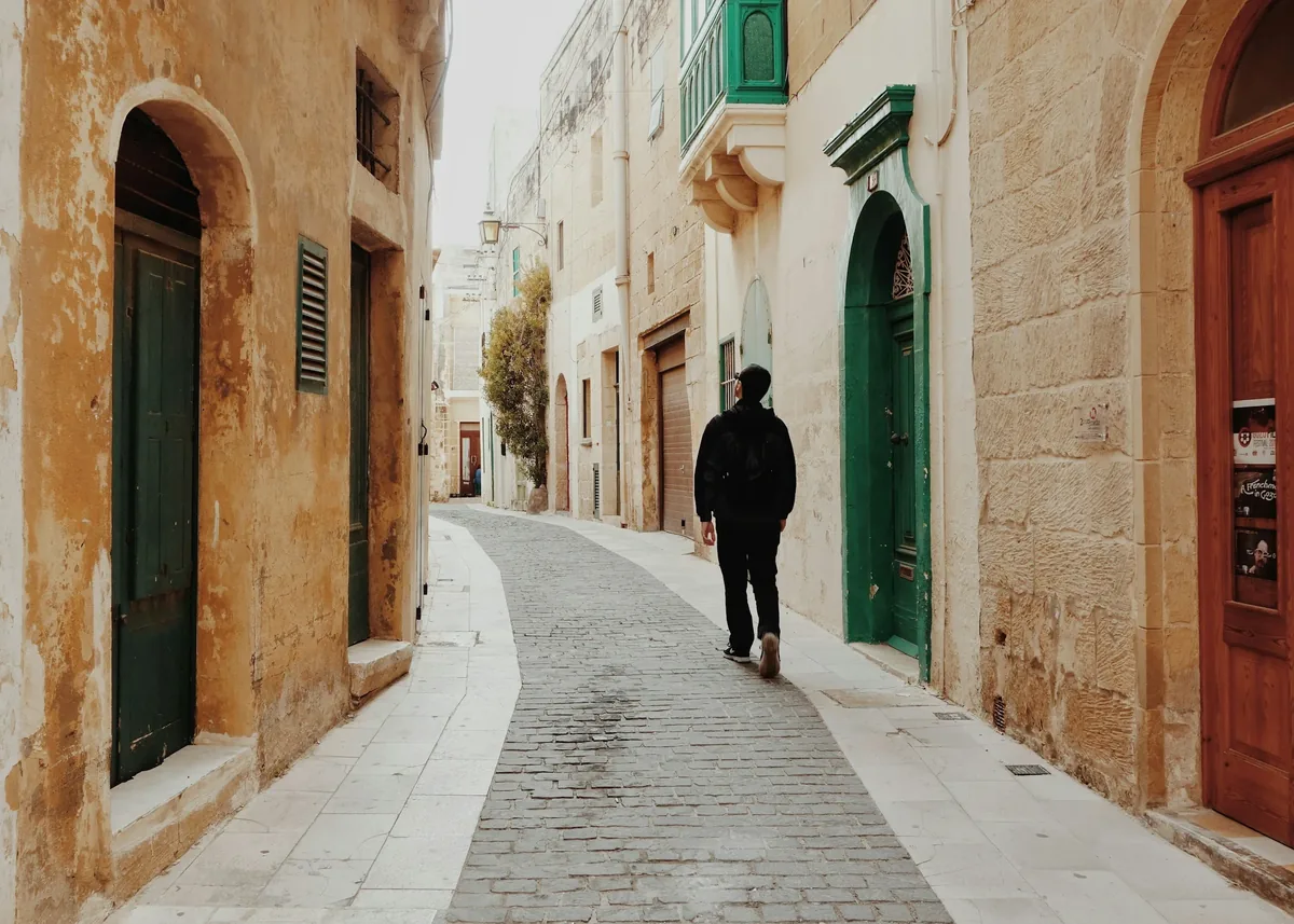 Enge Gasse aus Kalkstein in Gozo, Malta