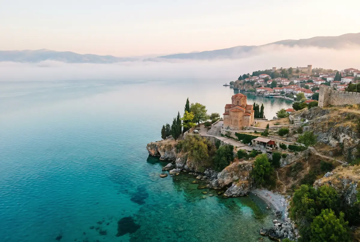 Ohrid-See bei Morgendämmerung – Byzantinische Kirche am Felsen