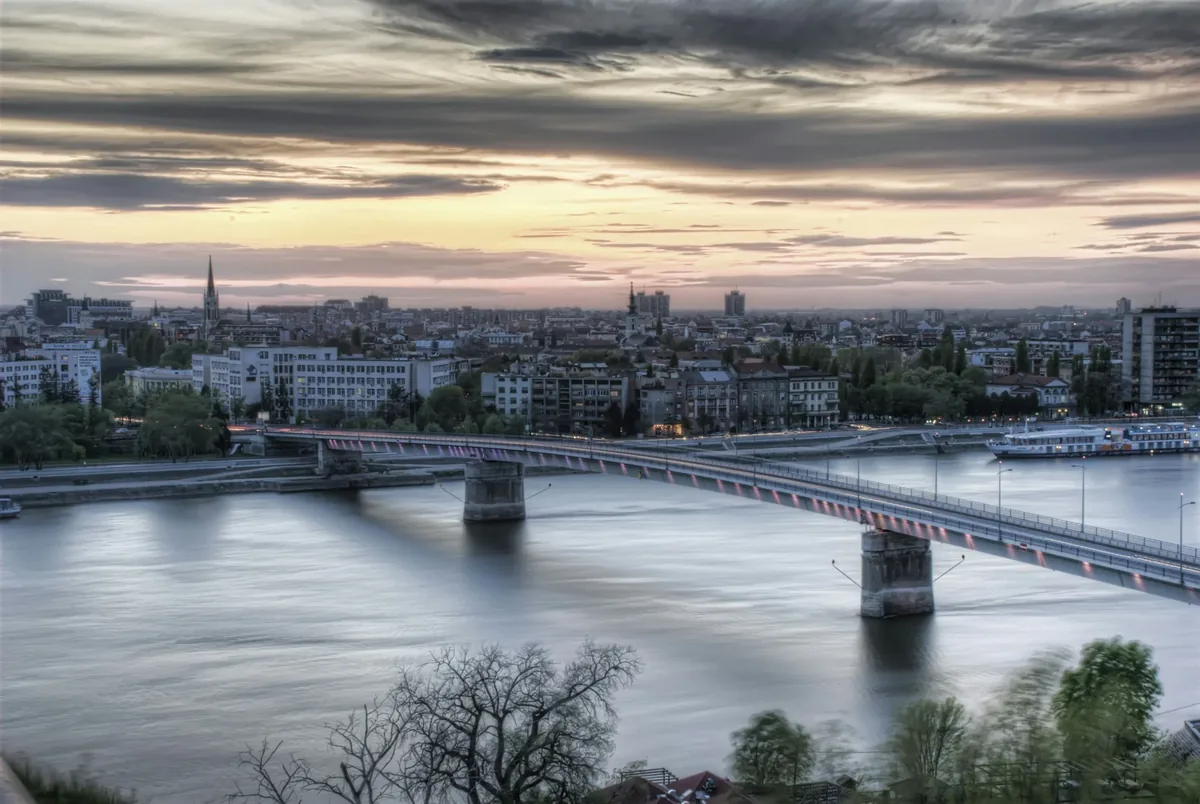 Novi Sad – Brücke über die Donau bei Abenddämmerung