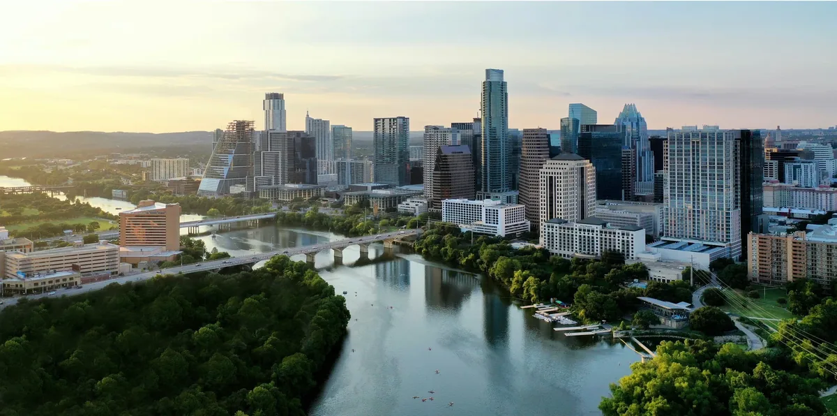 Austin Skyline aus der Vogelperspektive bei goldener Stunde
